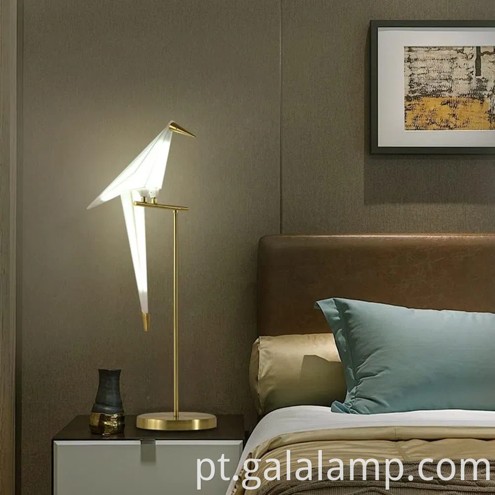 Lâmpada de pássaro decorativa nórdica moderna com design de guindaste dourado de luxo